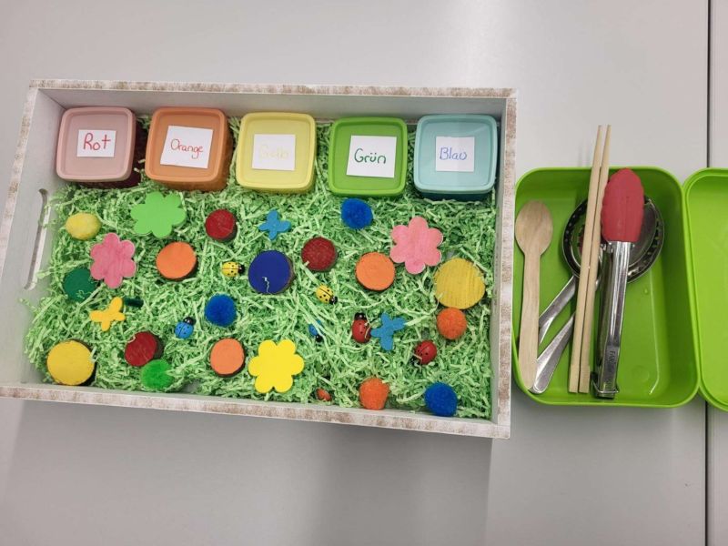Kreative Aktionstabletts nach Maria Montessori – Lernen zum Anfassen